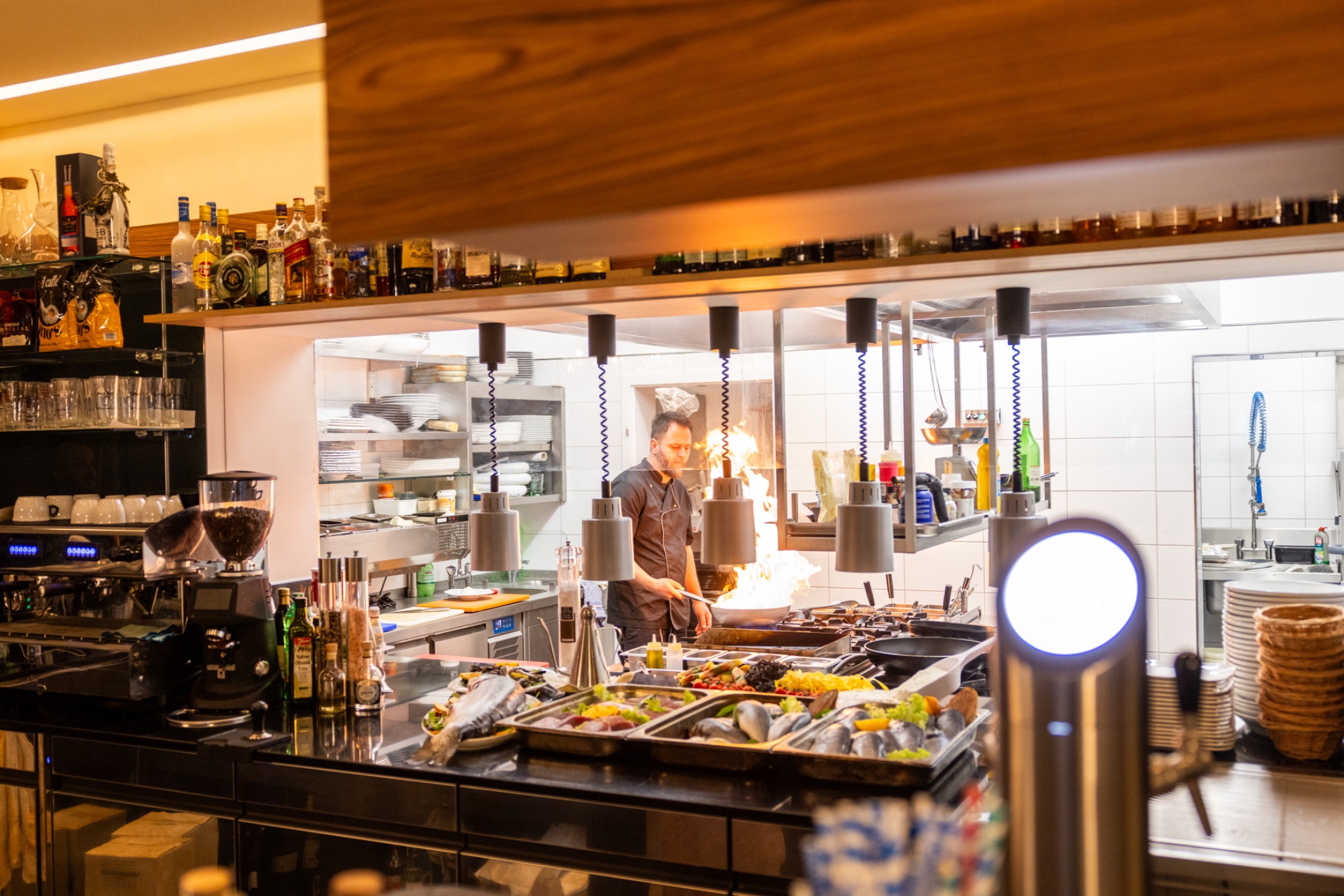 Restaurant toscanino blick in die kueche feuer